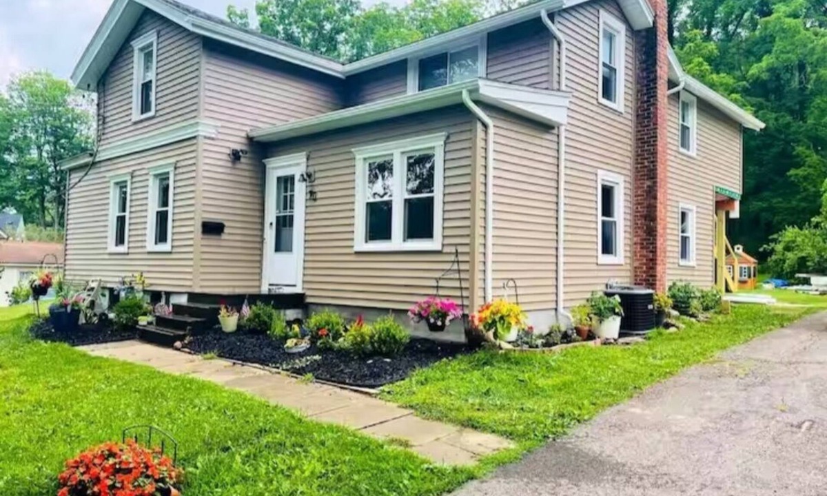 Fairport House | Fairport | Sleeps 8 | Walk to Erie Canal