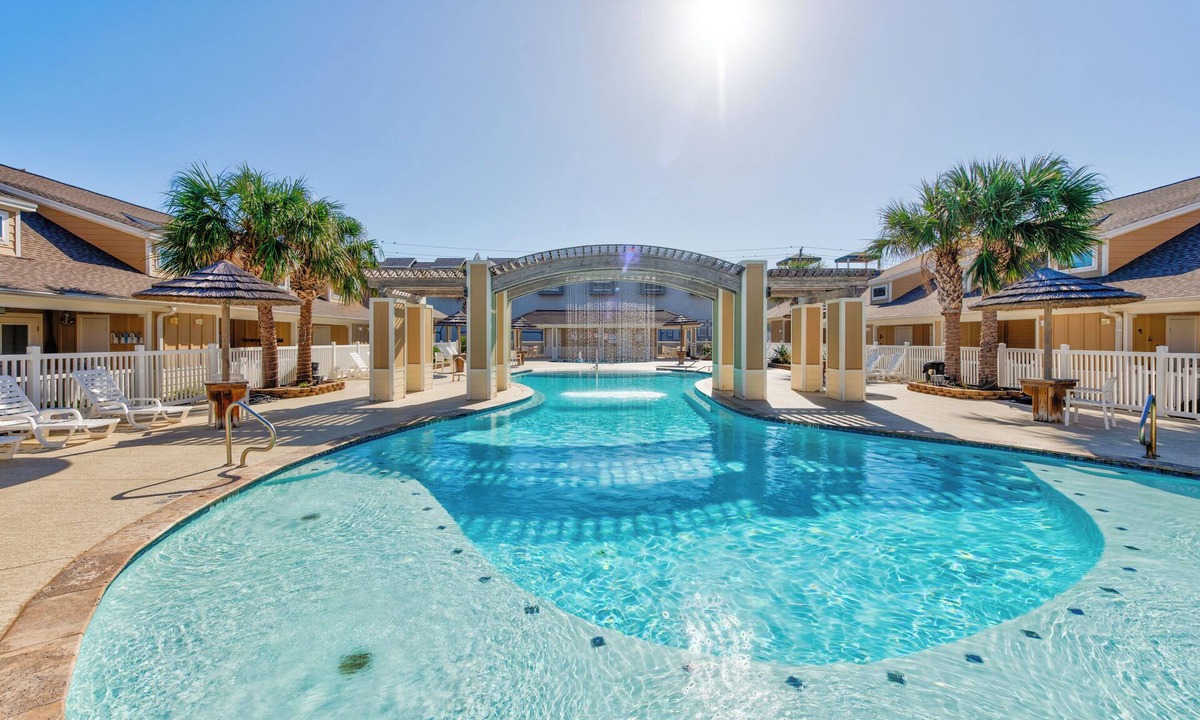 Corpus Christi House | Family Beach Townhome | 2 Pools & Walk to Beach