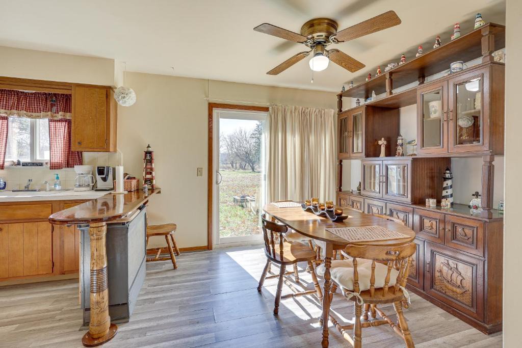 New Franklin House | Family-Friendly Home w/Fire Pit ~ 10 Mi to Akron!