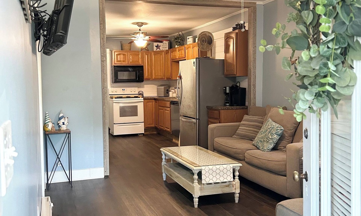 Conneaut Lakeshore Cottage | Family & Pet-friendly. Walk to the lake! 3bd, 1ba. Amenities!