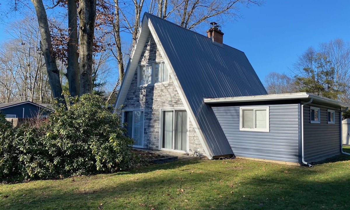 Conneaut Lakeshore Cottage | Family Retreat at Conneaut Lake, PA ideal for family fun or relaxing get- away!