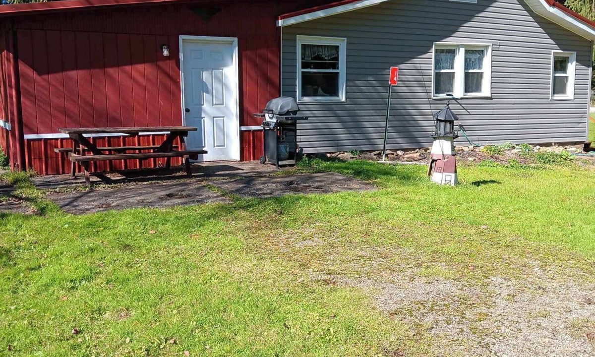 Bradford House | Farmhouse sleeps 2 -6 in the Allegheny National Forest outside Bradford Pa