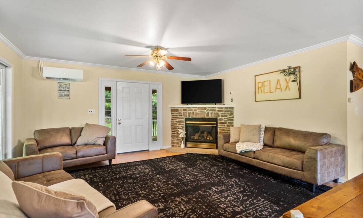 Brush Valley Cabin | Fawn Hollow Retreat*King bed*game room*pickleball