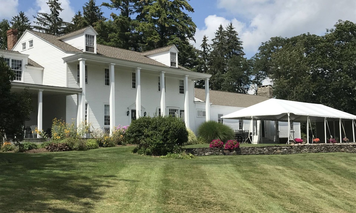 Hector House | Fontainebleau lakeside B&B with 8 guest rooms, amazing views and gardens.