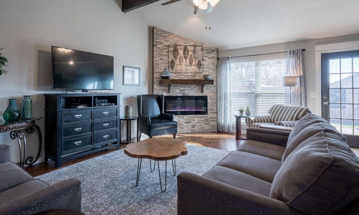 Edmond House | Fox Hunt · Modern, Updated Home · Pet-Friendly