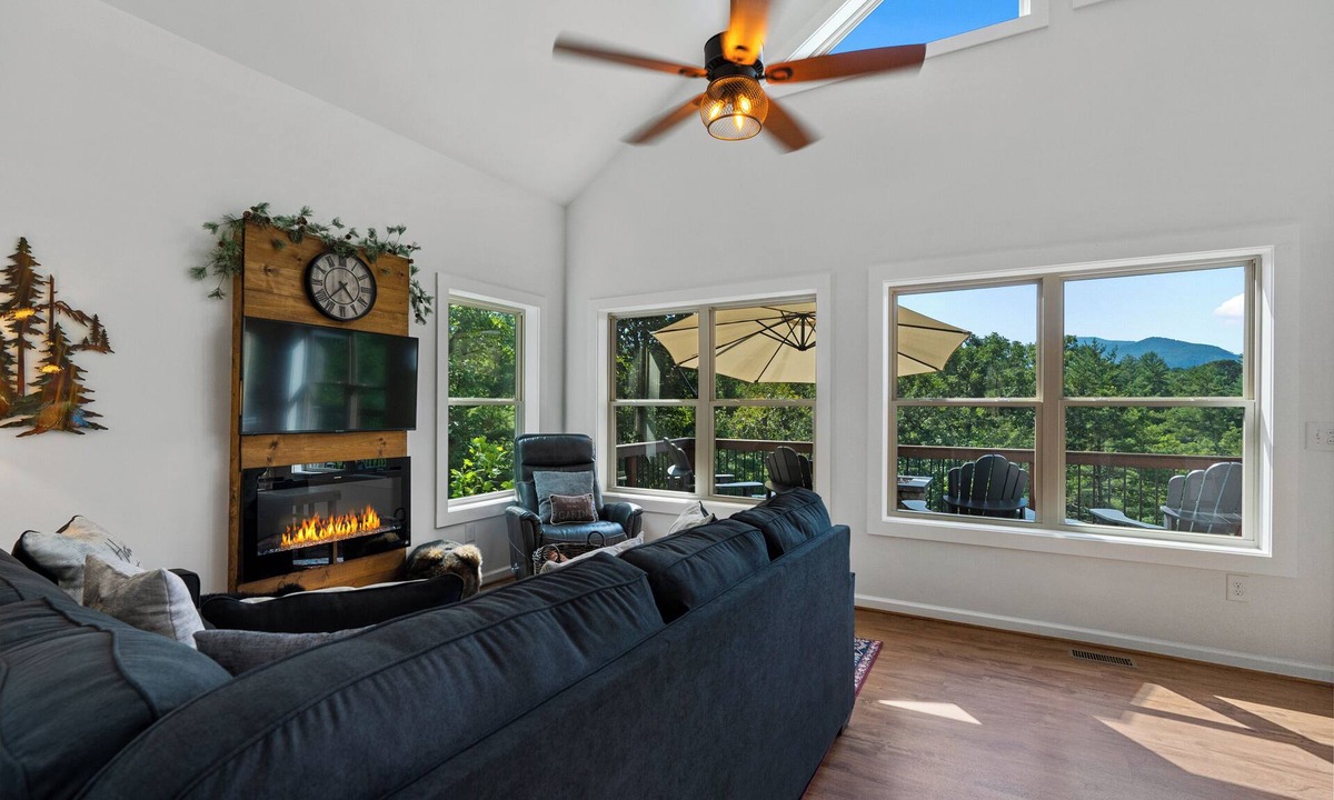 Lake Lure Cabin | Foxs Lookout - New Listing - 3bd 2.5ba in Riverbend