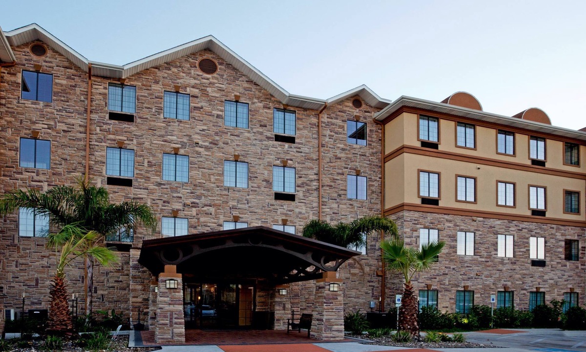 South Side Condo | Free Breakfast Buffet. Only a Few Miles to Great Beaches!