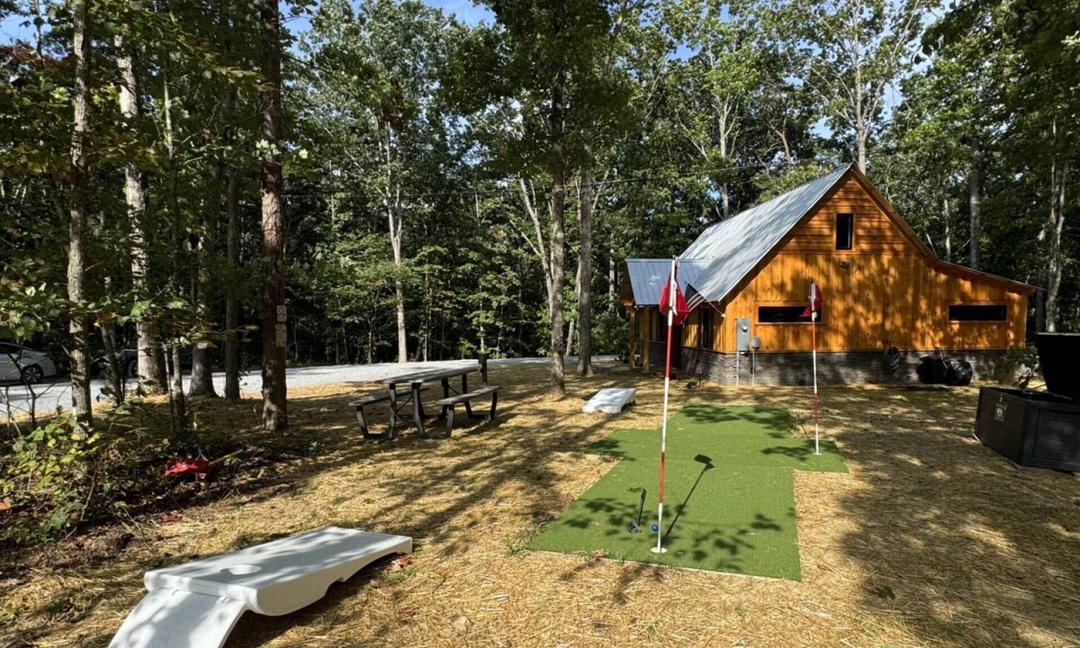 Rising Fawn Cabin | Free Ruby Falls Ticket & More - 2 -2 hot tubs, fire pits & covered patios-putt putt & corn hole