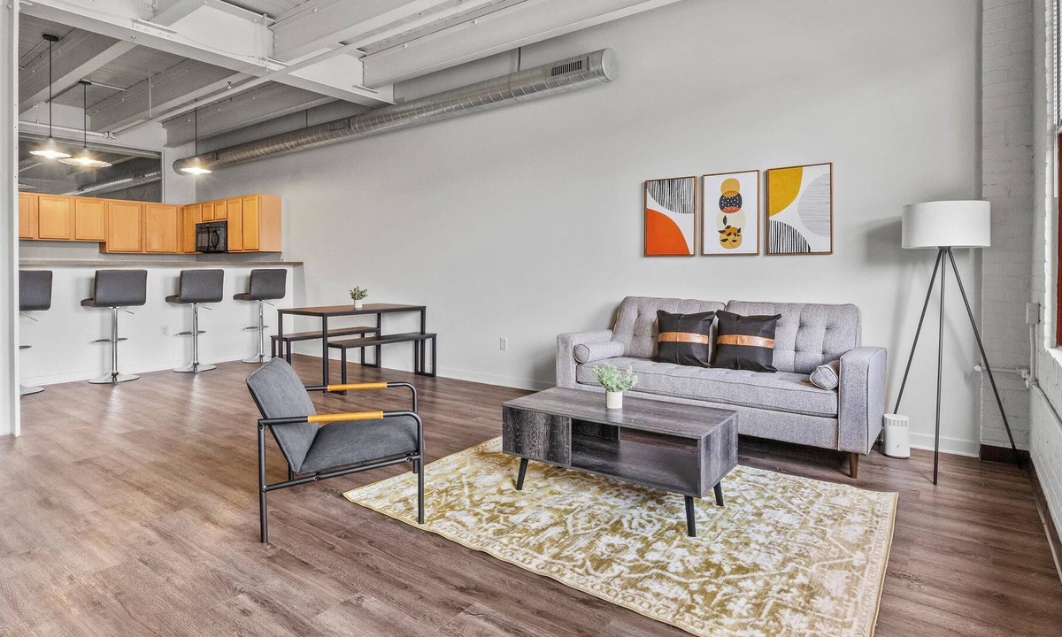 North Shore Apartment | Frontdesk | Modern 2 BR in Troy Hill