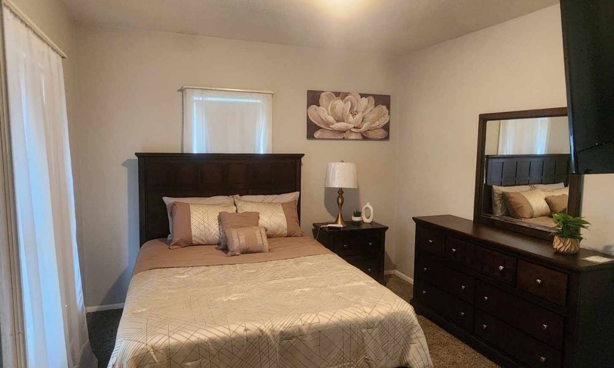 Barberton House | Fully Furnished Corporate Rental - 2 Kitchens + Private Suite - 30+ Day Stays