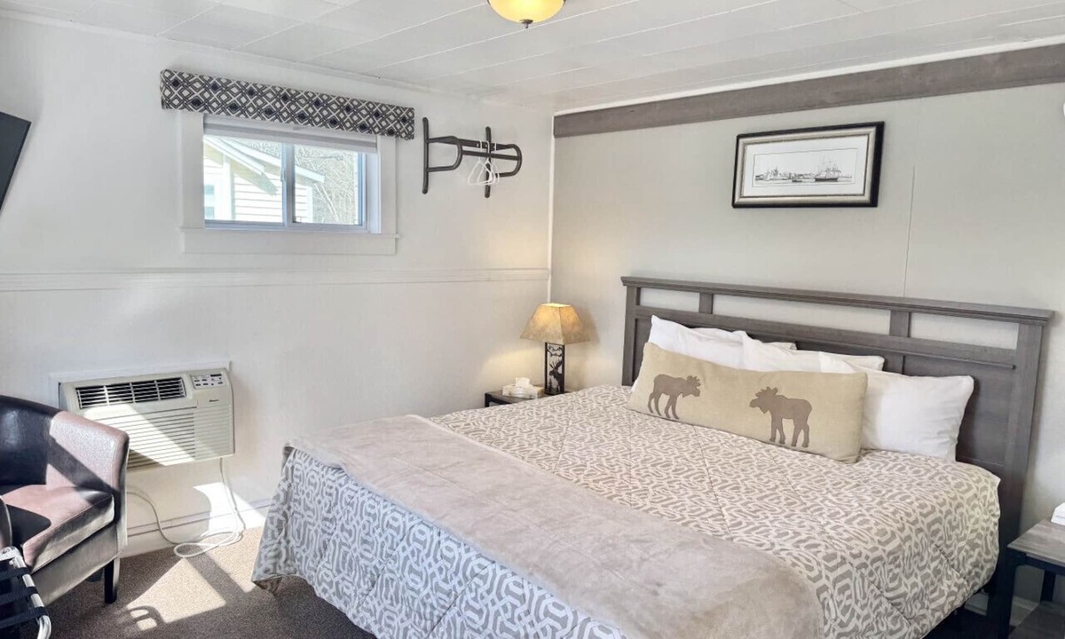 Hulls Cove Cabin | Gallagher`s Travels Cabin Five (King)