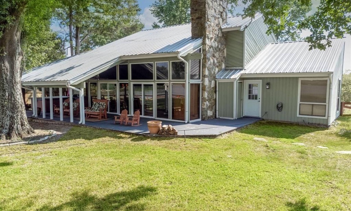 Lindale House | Get away from it all! Fish, Shop in Canton, Golf, Tx Rose Horse Ranch or Relax!