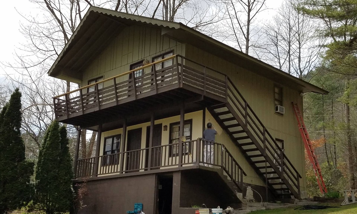 Rabun Gap Ski Chalet | Get away to the Mountains in this Cozy Chalet. Clean and Quiet