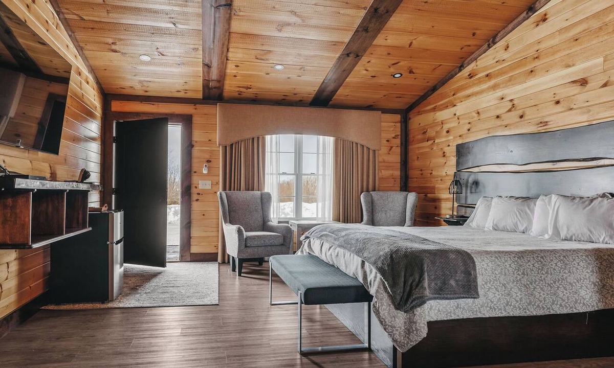 Tully Cabin | Golf, Outdoor Bar, Restaurant - The Cedar Haven