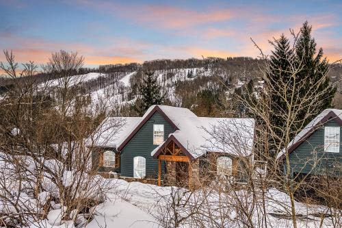 Ellicottville Ski Chalet | Gorgeous 5 Bdr with Hot Tub - Walk to Holi-Mont!