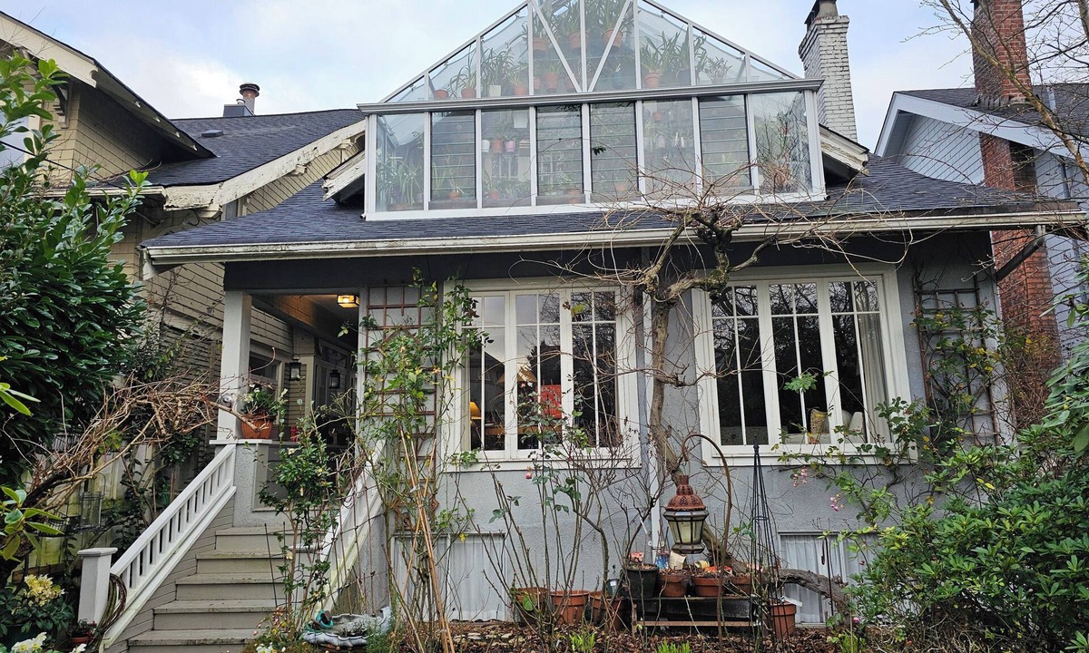 Kitsilano House | Gracious and spacious craftsman house seaside and cityside in Kitsilano.