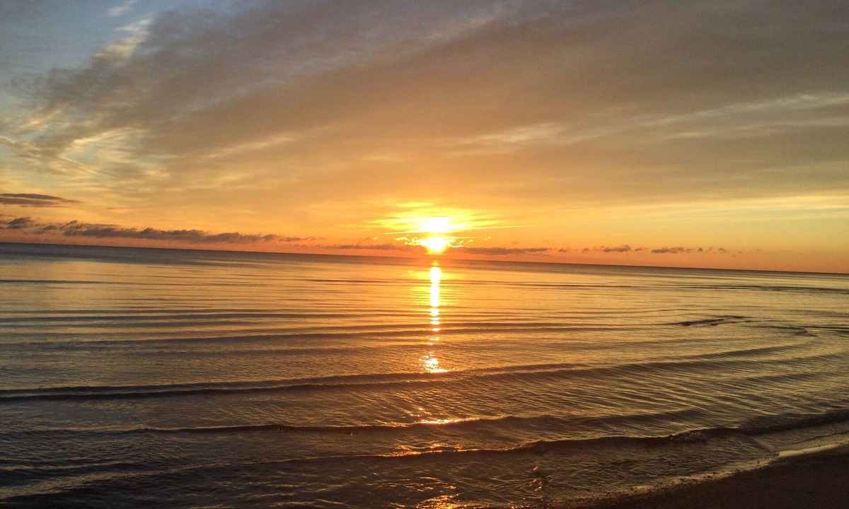 Au Gres House | GREAT SANDY BEACH, WATCH THE SUNRISE FROM THIS BEAUTIFUL HOME ON LAKE HURON.