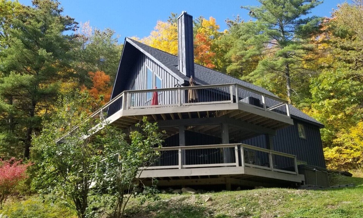 North Blenheim House | Great Spring Deal! Hot Tub, Fish, Hike, Disc Golf or Chill on the Deck!