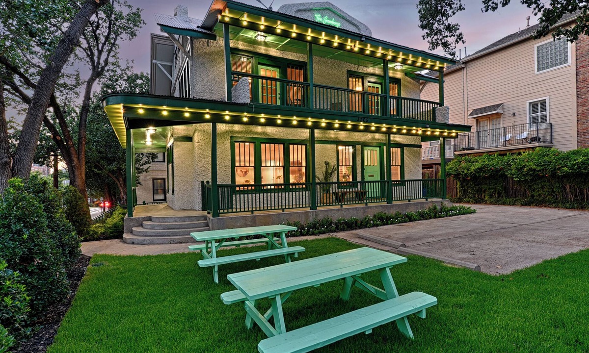 Uptown Apartment | GREENHOUSE 💚 1BD 1BA 🏠 Trolley 🚎 Pets 🐶 NEW 🍀