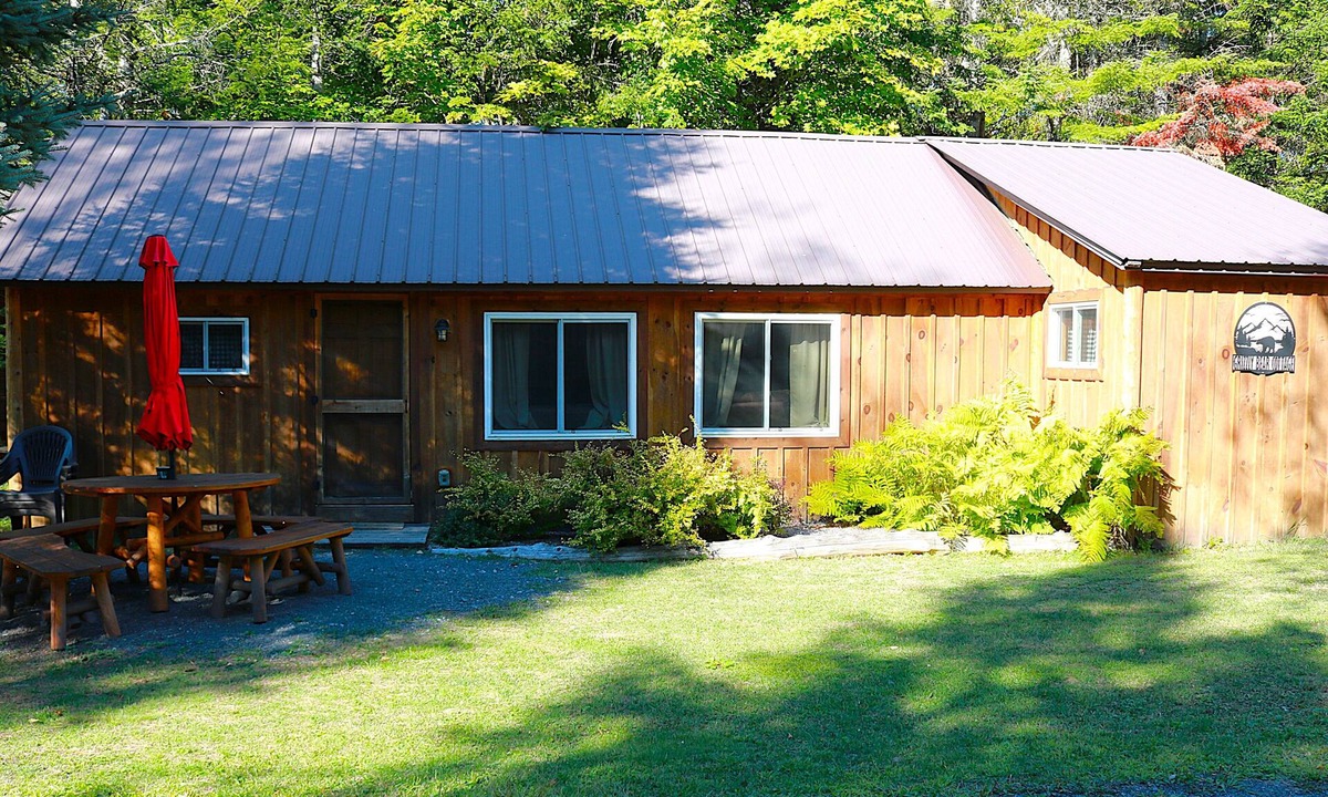 Inlet Cabin | Grizzly Cabin at The Bears Cottages in Inlet