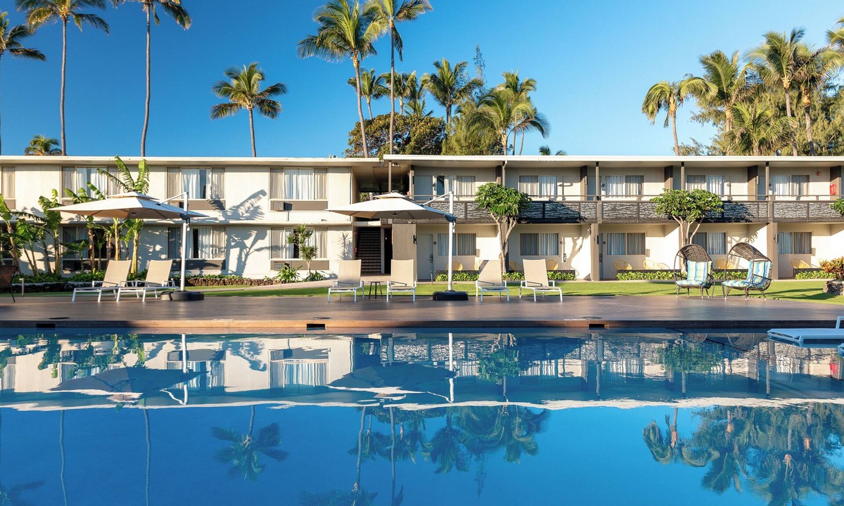 Kahului Hotel | Group Getaway in Beachfront Property, 3 Pet-friendly Units, Outdoor Pool