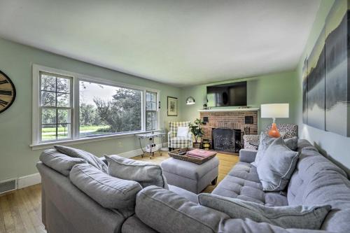 Hampton Hill Historic District House | Hampton 'Quiet Corner Cottage' w/Fireplace & Yard