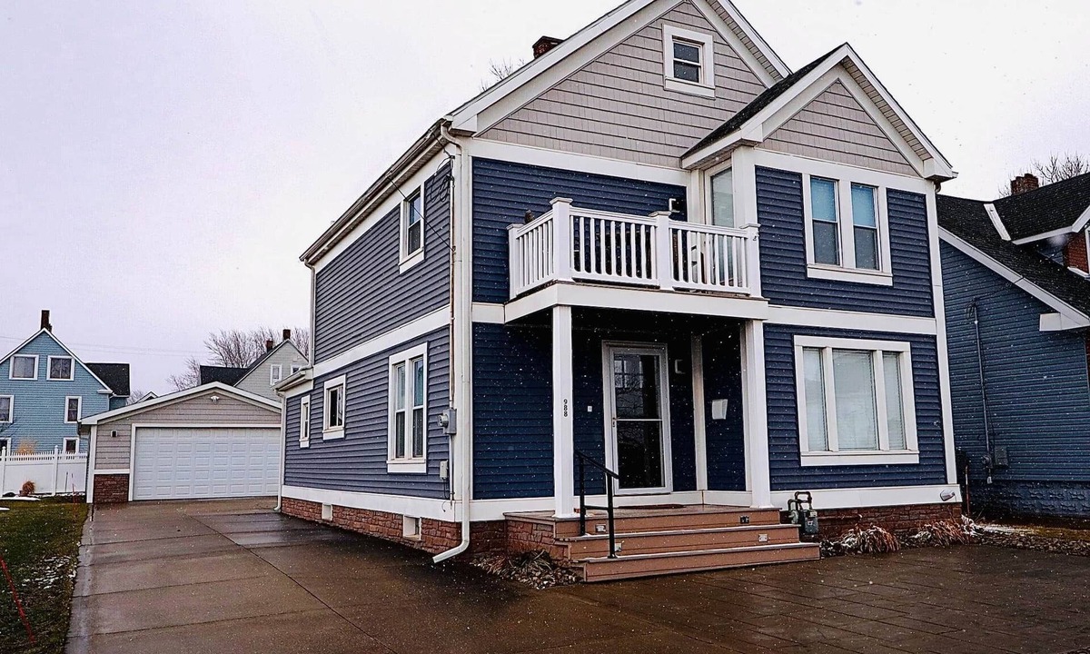 Conneaut House | Harbor Heritage House | Lake Views & Sunset Deck