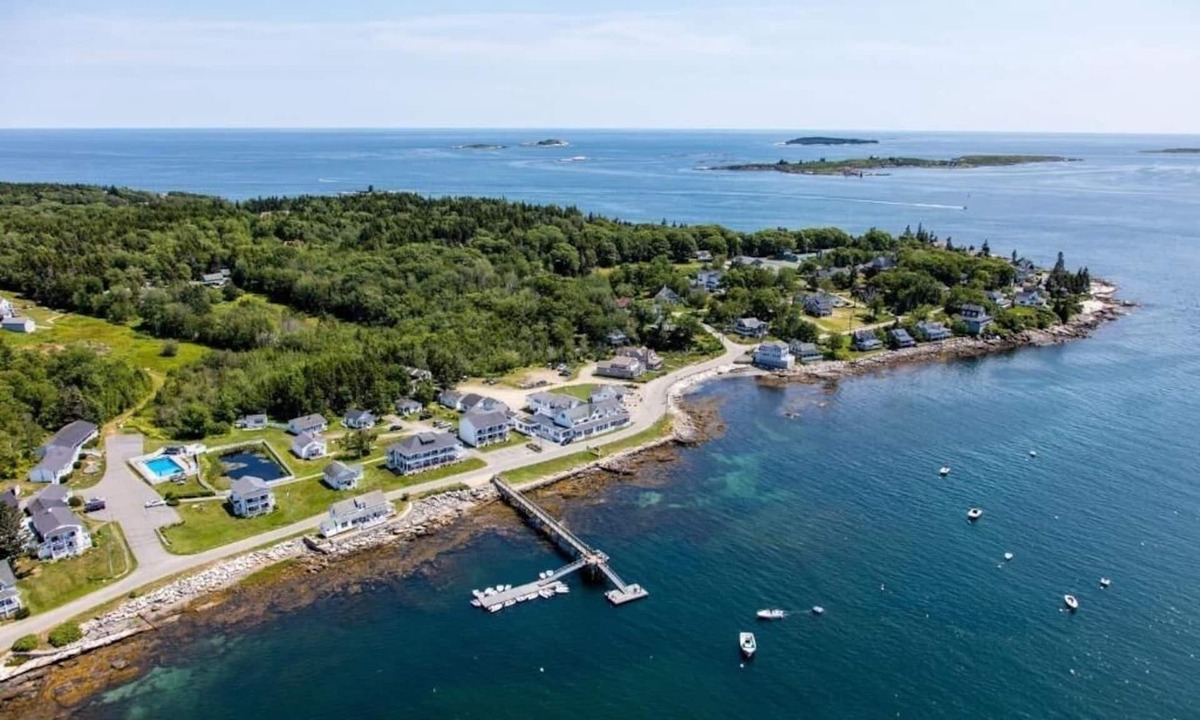 Ocean Point Hotel | Hatchard House Jr. Suite | Bluebird Ocean Point Inn | Private Beach Access