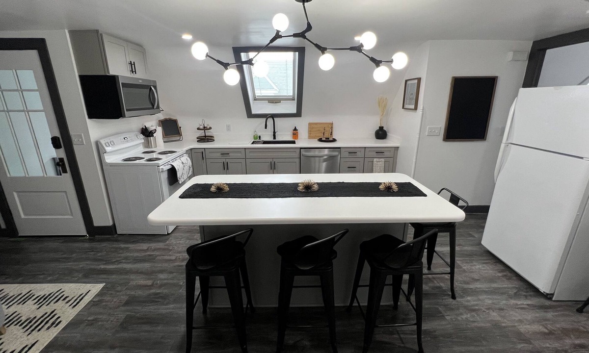 Downtown Buffalo Apartment | Haven on Highland in Elmwood! Near Niagara Falls, Zoo, downtown 🦬