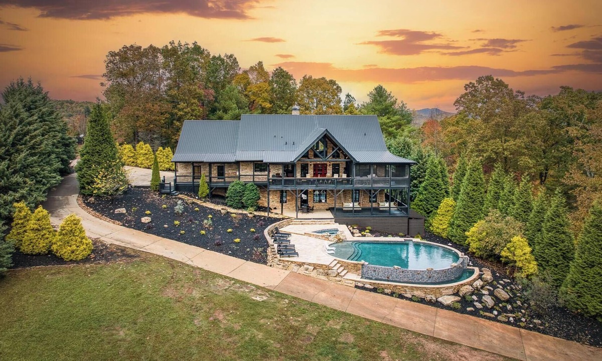 Mineral Bluff Cabin | Heated Pool, Spa, Theater & Mountain Views, 6 King en suites – Sleeps 20