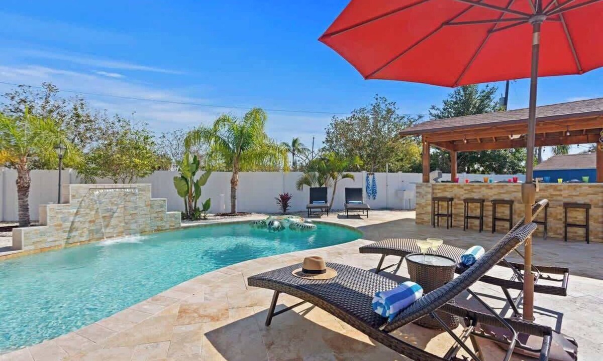 Palma Sola House | Heated Pool+Waterfall, Party Hut & Game Room