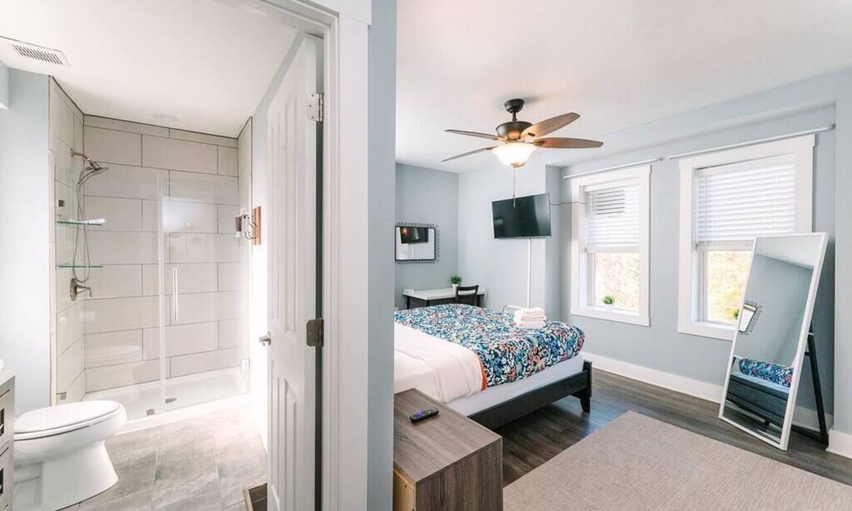 Manchester Apartment | High-Speed Internet - Parking - Washer & Dryer