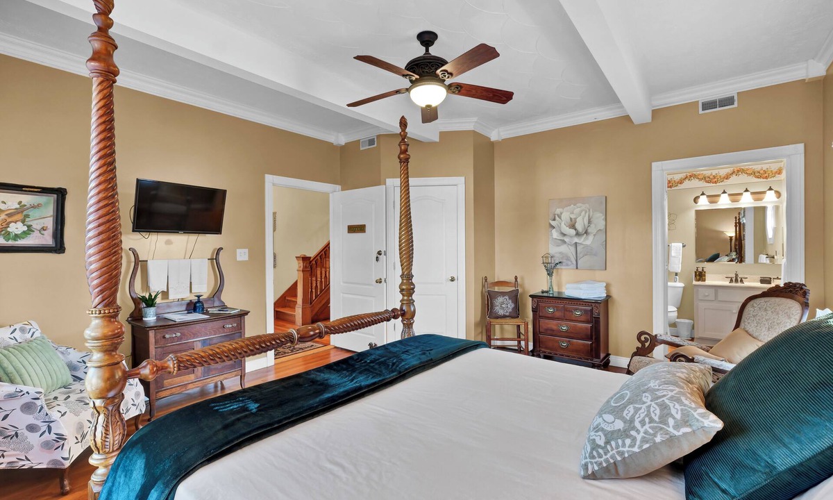 Loretto Bed & Breakfast | Hill House B&B
