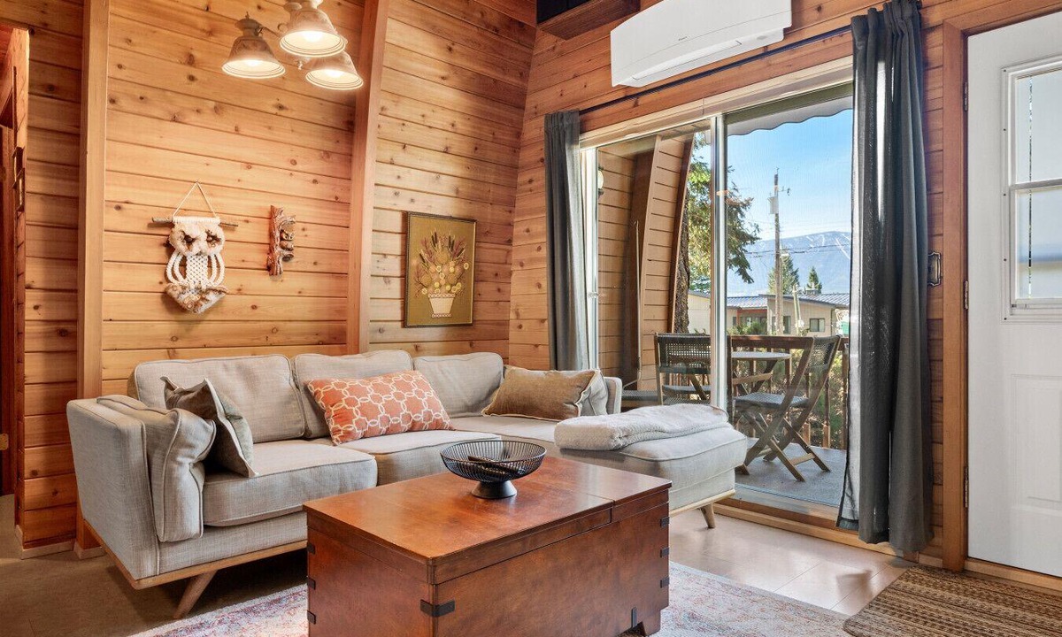 Windermere Apartment | Hilltop Hive | Backyard Oasis | Fireplace | Beach