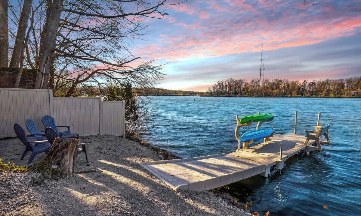Portage Lakes House | Hilltop Lakehouse - Free Kayaks, Deck, Hot Tub , Pet Friendly