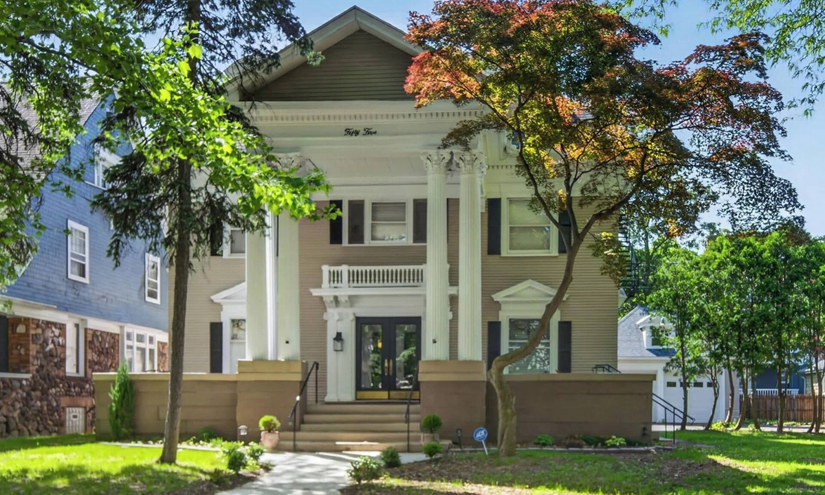 East Avenue Apartment | Historic East Ave~Walkable~Cozy~*Long term stays*7