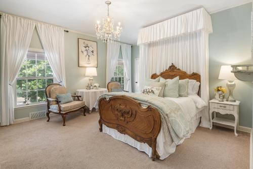 Fort Smith House | Historic Mansion-Magnolia suite