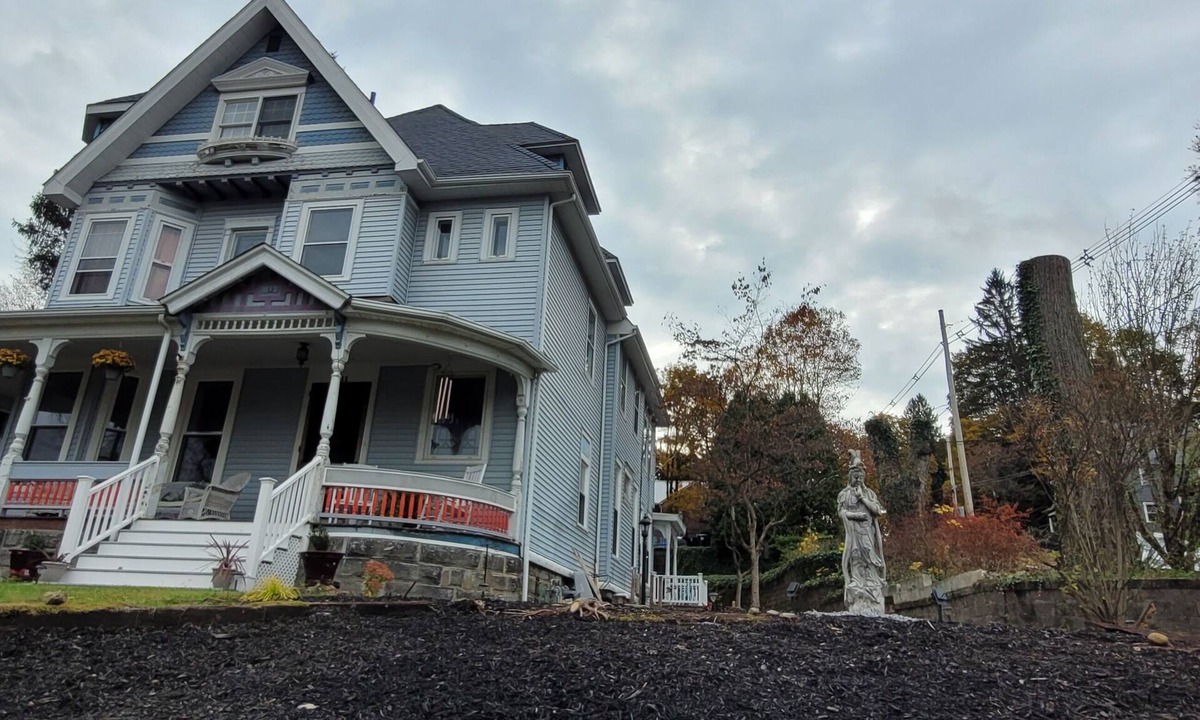 Reno House | Historic, spacious 2-bedroom apartment in charming Oil City