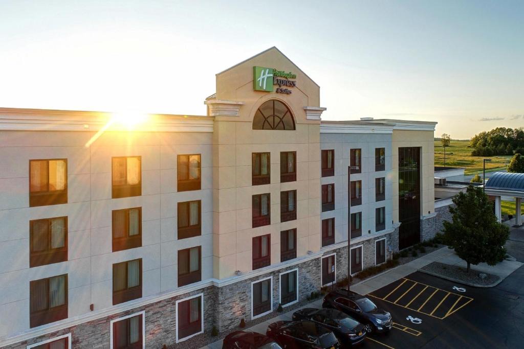 Batavia Hotel | Holiday Inn Express and Suites Batavia by IHG