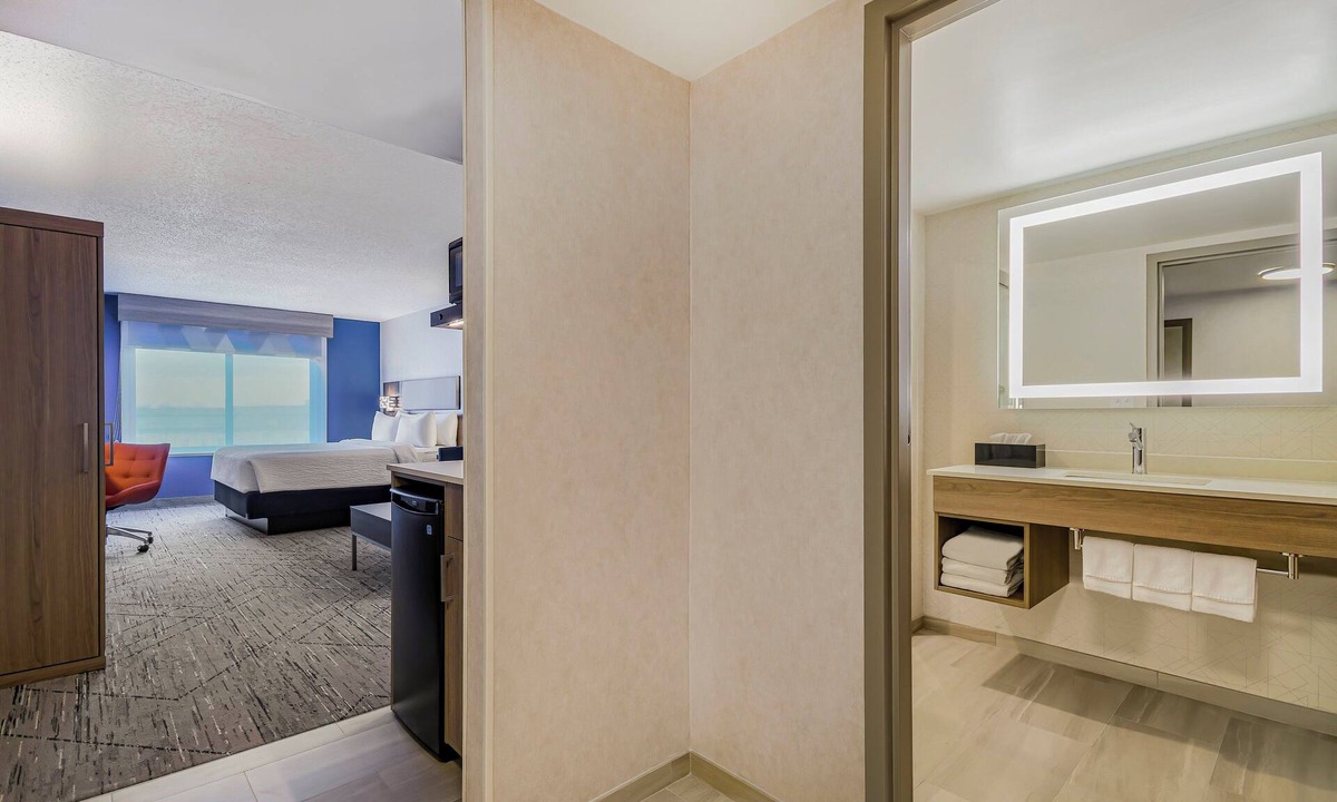 Cheektowaga Hotel | Holiday Inn Express Hotel & Suites Buffalo-Airport by IHG