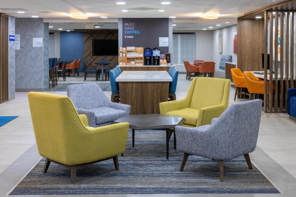 Monaca Hotel | Holiday Inn Express Hotel & Suites Center Township by IHG