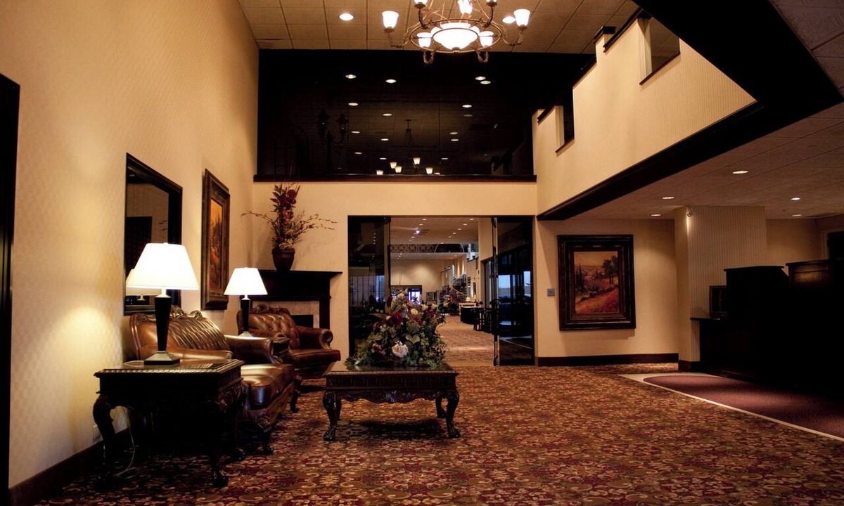 Mentor Hotel | Holiday Inn Express Mentor Banquet Center by IHG