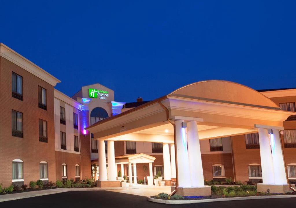 Akron Hotel | Holiday Inn Express & Suites Akron Regional Airport Area by IHG