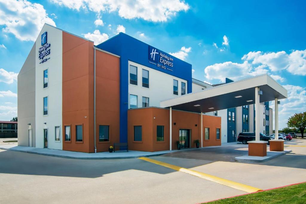 Joplin Hotel | Holiday Inn Express & Suites Joplin Southeast by IHG