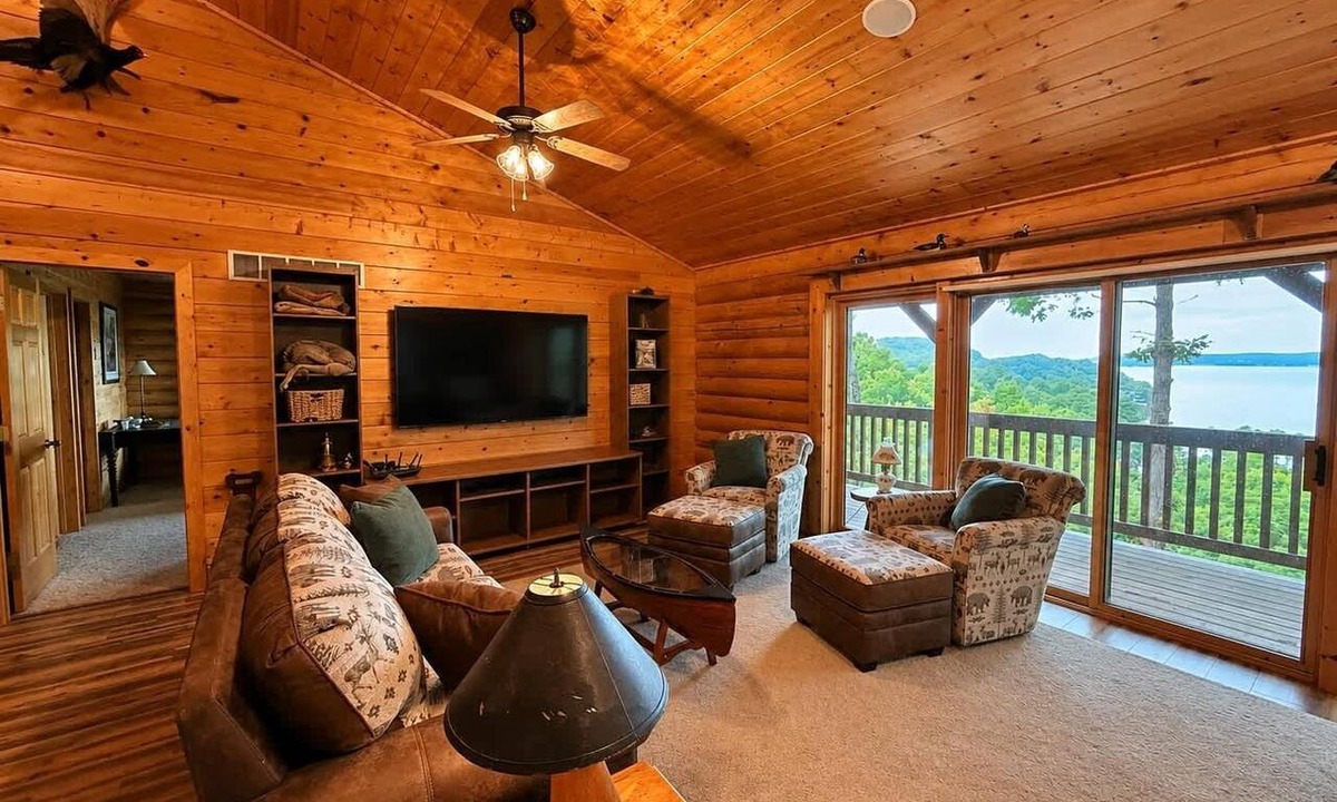 Roach House | Hollow Tree Lodge with Game Room