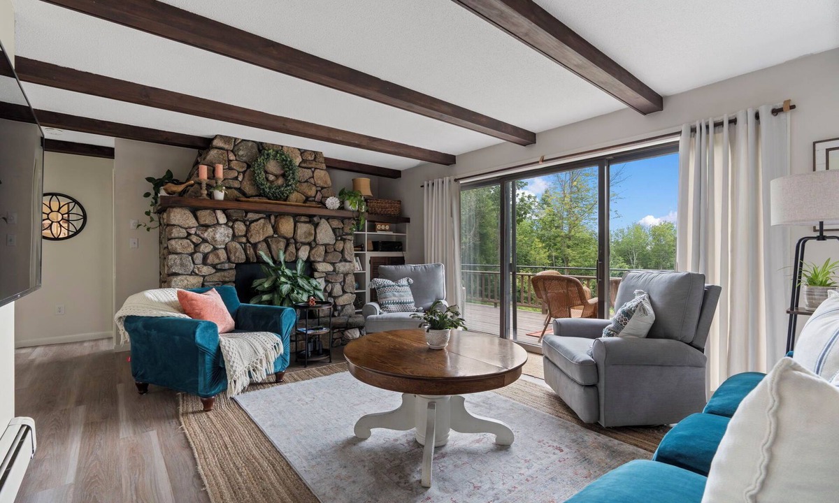 Oxford House | Home Away from Home with Mountain Views over Oxford Hills