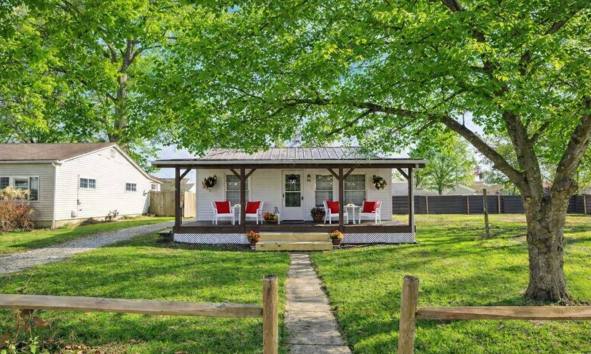 Buckeye Lake House | Homesmith Cottage|Hot Tub| Walk to Buckeye Lake