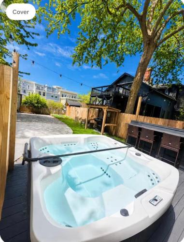 Detroit - Shoreway House | Hot Tub Amazing Location! Modern Ohio City Luxury 2 King Beds