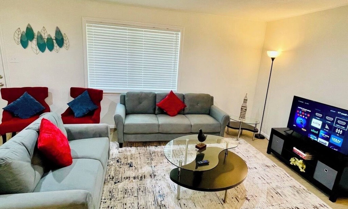 Panther Creek House | House 3-Bedroom 2-Baths with FREE Parking, Washer & Dryer, AC, WiFi