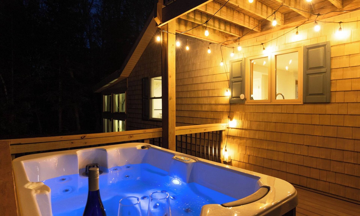 Trenton House | HOUSE + APARTMENT/Sleeps 15/Near Bar Harbor & Acadia. HOT TUB. NEW!